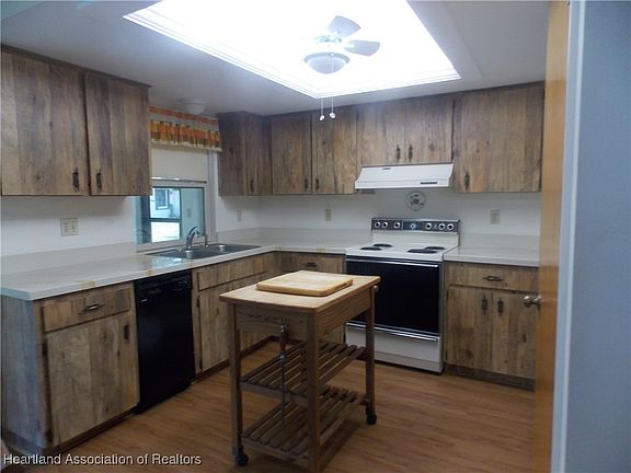 3rd image of 75 Jasmine St