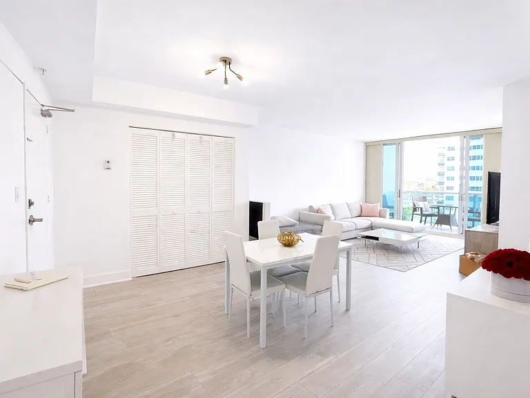 7501 E Treasure Dr #7 — Photo 3