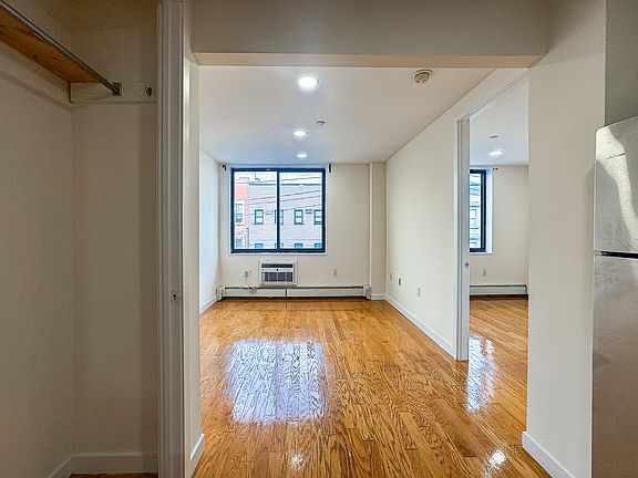 4th image of 924 Metropolitan Ave APT 306
