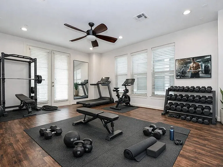 709 Delano St — Photo 36