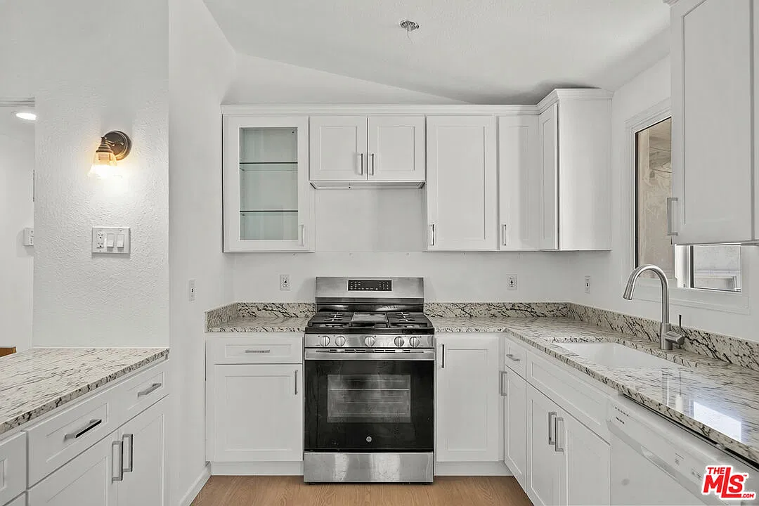 3 bed, 2.0 bath, 1104 sqft, $4,500 — Photo 4