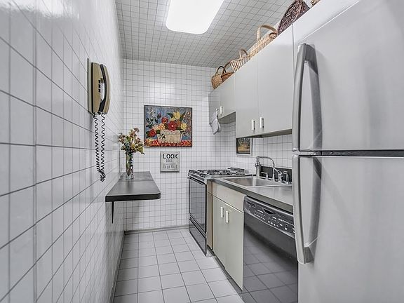 5th image of 415 E 52nd St APT 4KC