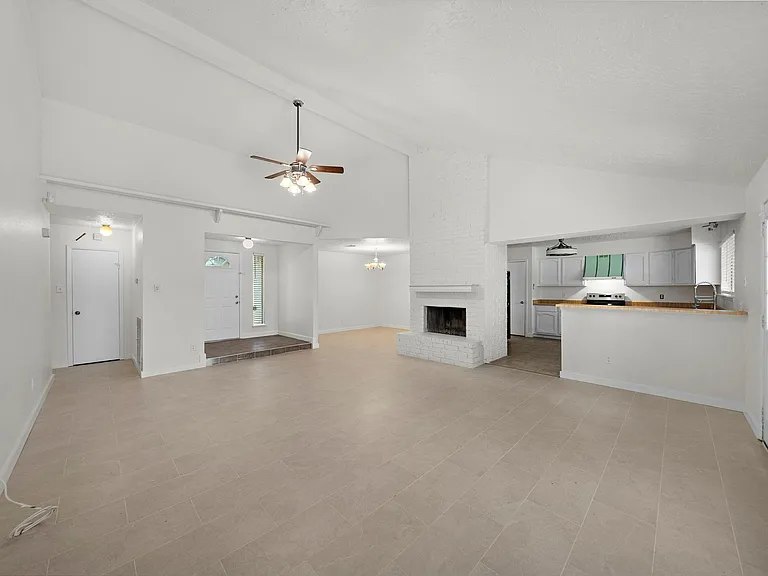 13815 Grosvenor St — Photo 7