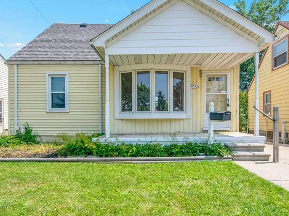 27324 Larchmont St, Saint Clair Shores, MI 48081