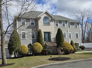 2 Yvonne Dr, Saugus, MA 01906