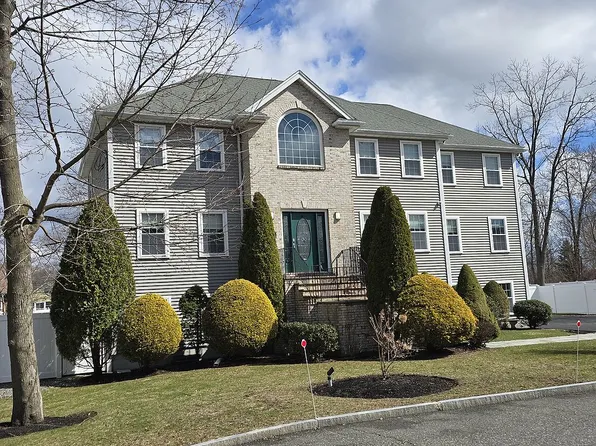 2 Yvonne Dr, Saugus, MA 01906