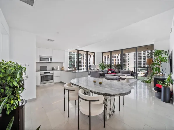 68 SE 6th St #811, Miami, FL 33130