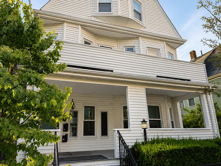 21 Irving St — Photo 2
