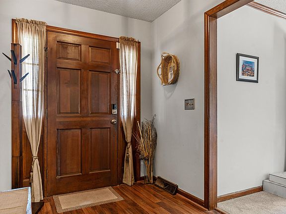 3rd image of 2921 Lakeside St