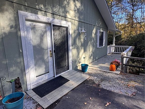 2nd image of 124 Park Loop