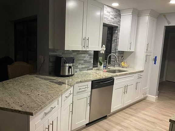4th image of 1017 Calvin Ave