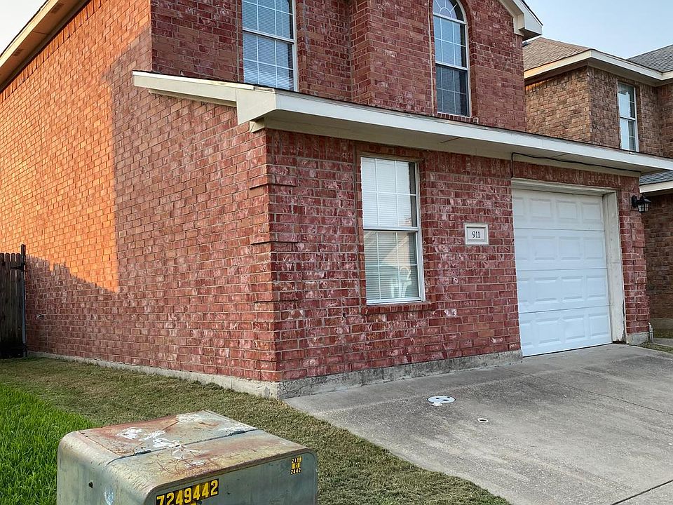 1st image of 911 Fairbanks Cir
