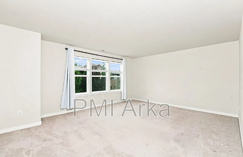 4 bed, 2.5 bath, 2240 sqft, $3,995 — Photo 4