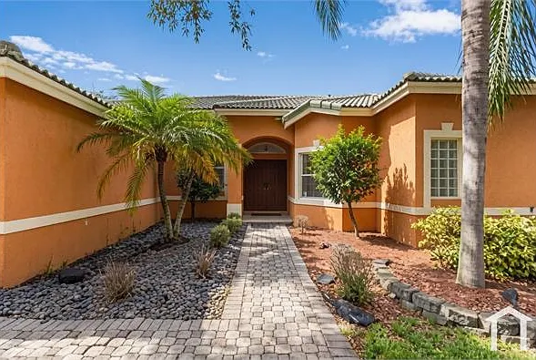 6 bed, 2939 sqft, $7,550 — Photo 2