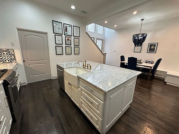 Kitchen w marble counters