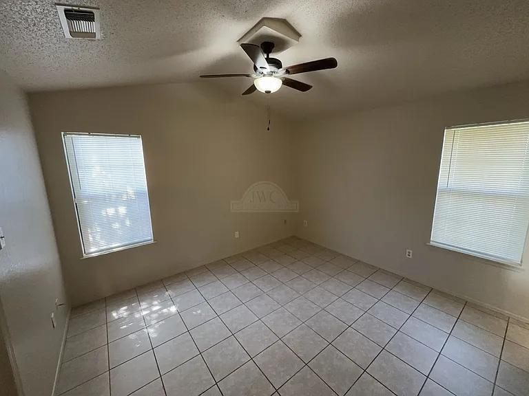 2208 Hemlock Dr — Photo 15