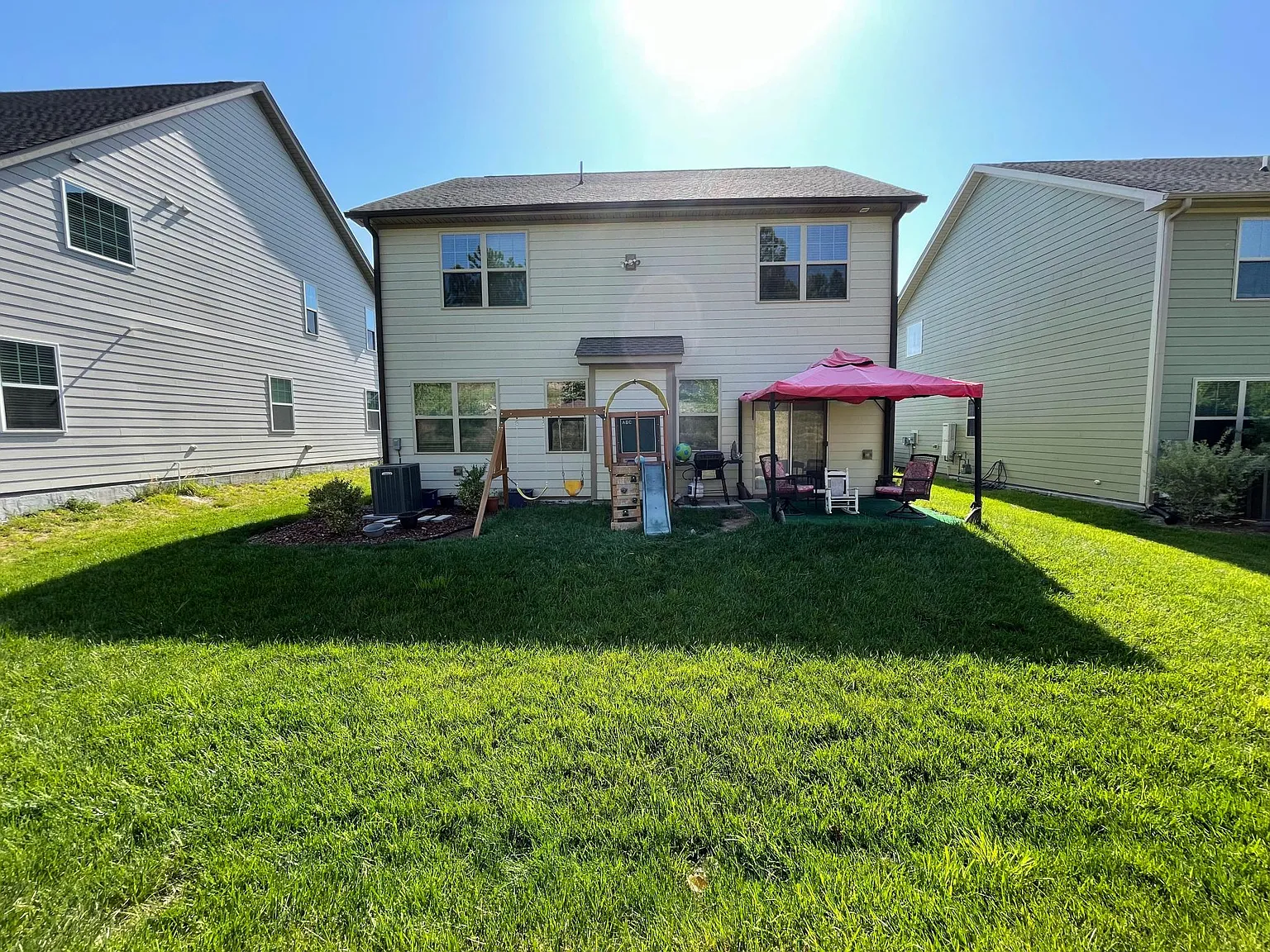 4 bed, 2335 sqft, $2,650 — Photo 2