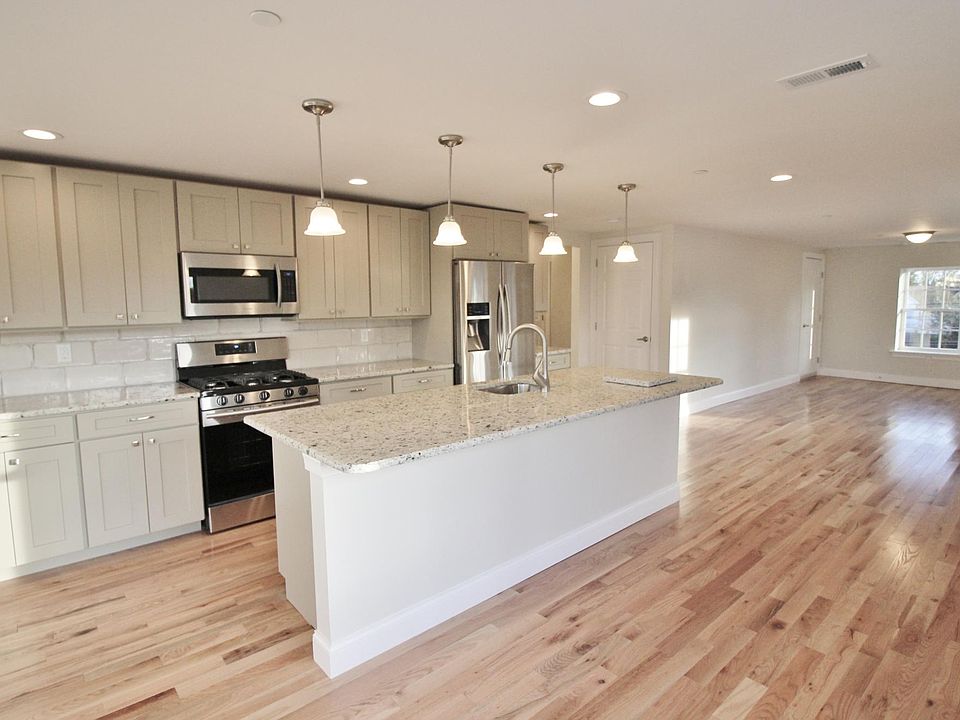 1st image of 32 Pine St APT 4