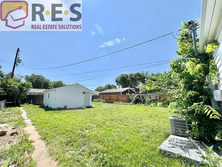 2216 Elmira St — Photo 12