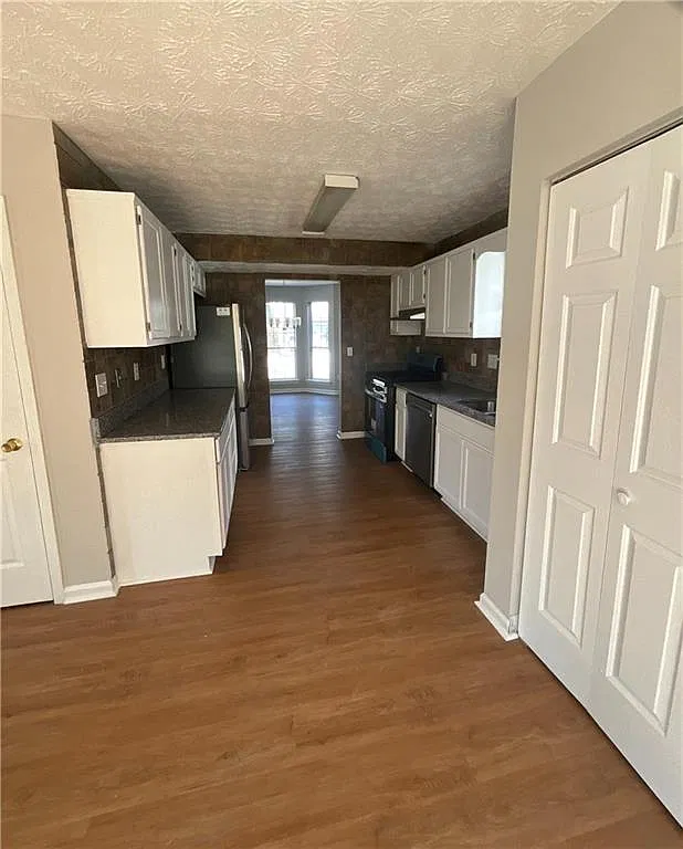 4 bed, 2.5 bath, 2090 sqft, $2,300 — Photo 3
