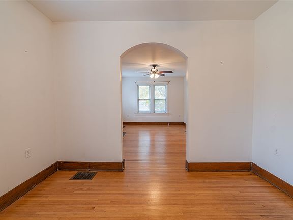 5th image of 224 S Lincoln St