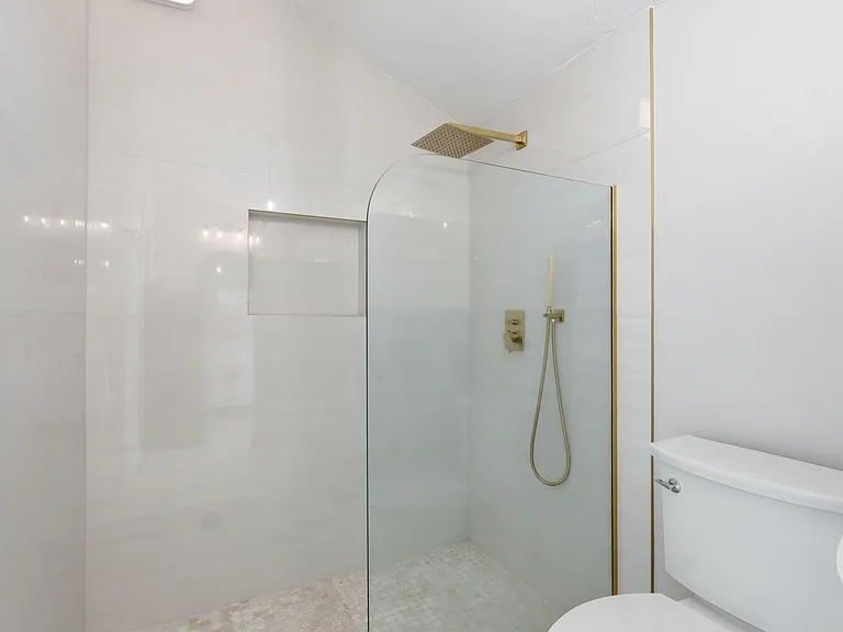 1611 Hyde Park St — Photo 5