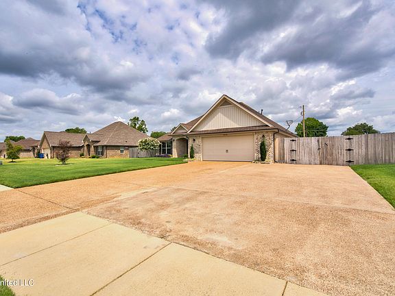 3rd image of 8800 Courtly Cir N