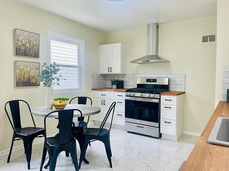 5952 N Lydell Ave — Photo 2
