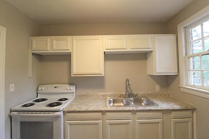 4551 Oxford Rd — Photo 3
