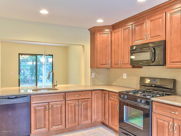 4th image of 1103 Arlington Dr