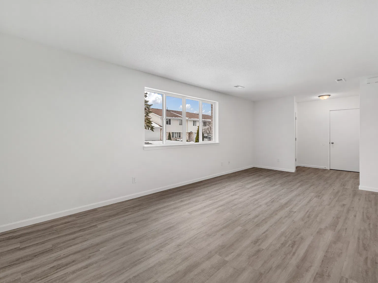 Slinger 229 James St — Photo 2