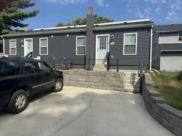 3 bed, 1.0 bath, 1100 sqft, $2,100 — Photo 1