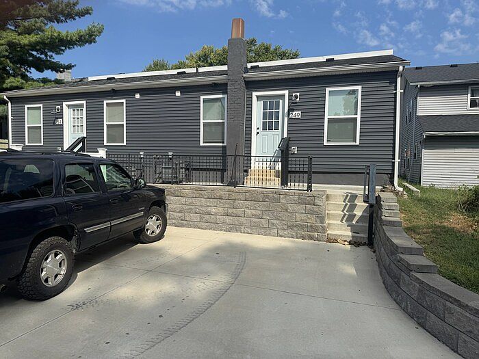 1st image of 249 W 7th St #249
