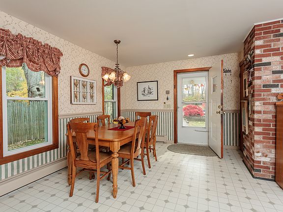 5th image of 575 Holley St