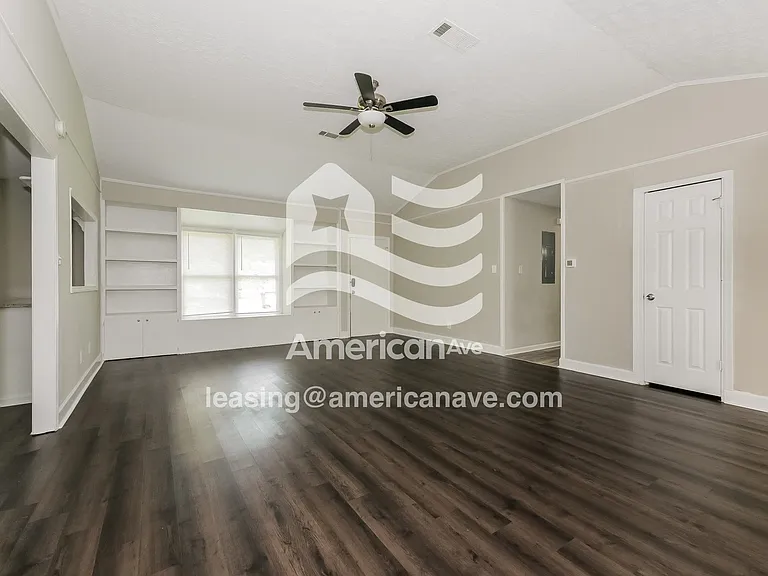 781642_002_living_room_13930600.jpg