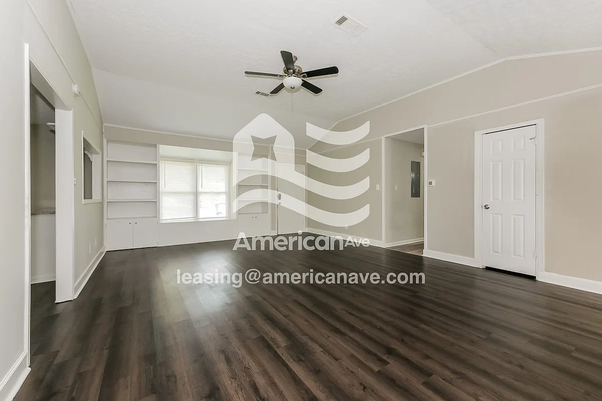 781642_002_living_room_13930600.jpg - 402 Tumbleweed Cir
