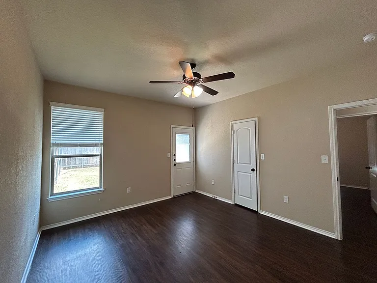 697 Creekside Cir — Photo 16