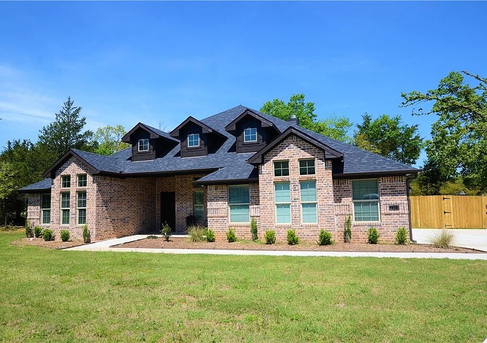 1st image of 2211 Peachtree Ct