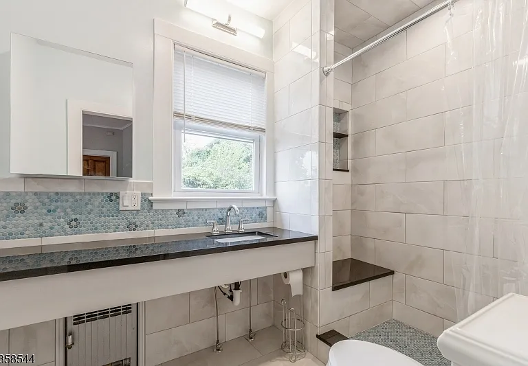 35 Montrose Ave — Photo 8