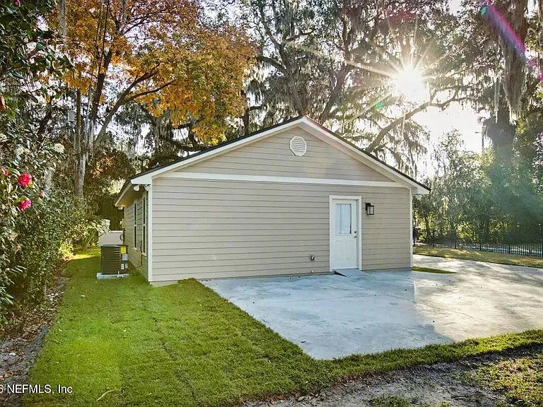 2210 Shepard St — Photo 10