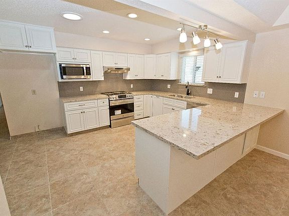 5th image of 2734 W Beech Ave