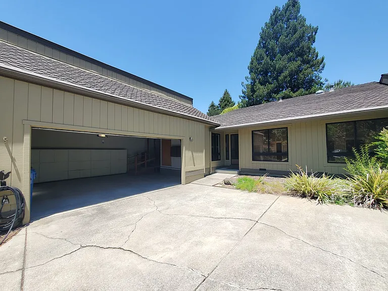 3113 Lippizaner Ln — Photo 32