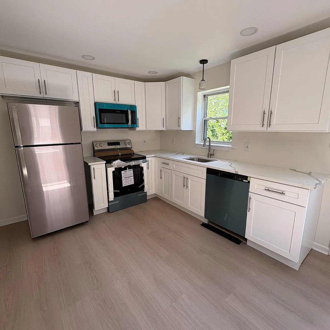 3 bed, 1.0 bath, 1184 sqft, $2,200 — Photo 4