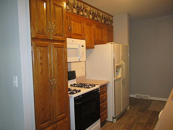 5th image of 1104 N Centennial St