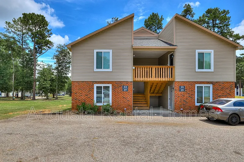 2 bed, 1.0 bath, 1012 sqft, $1,200 — Photo 2