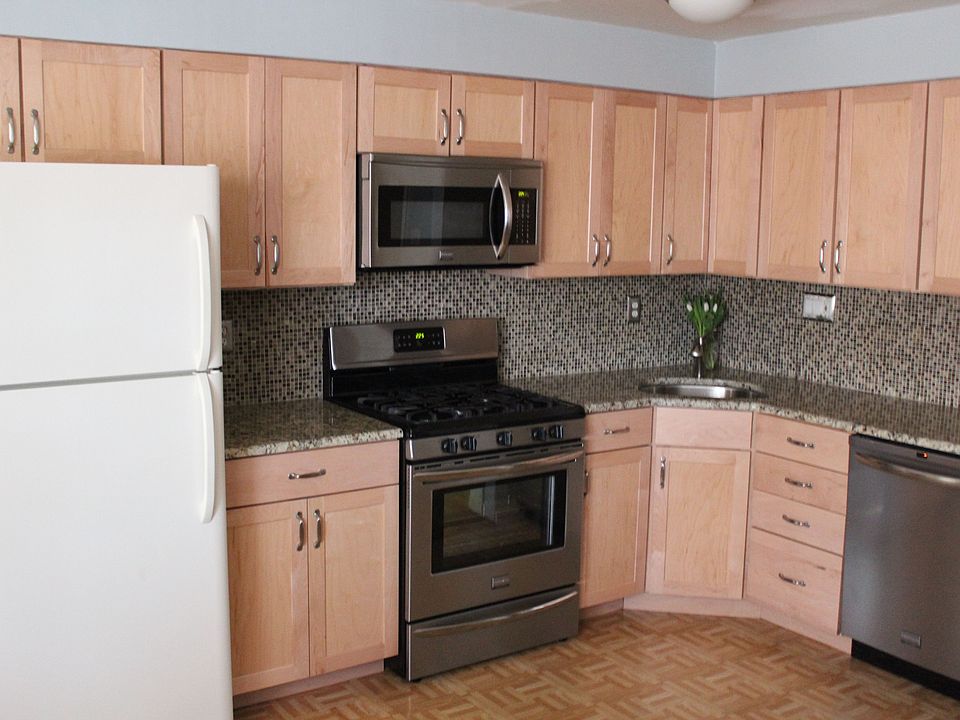 2nd image of 611 Dupont St