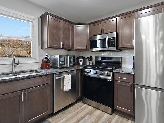 5th image of 2610 Crowsnest Dr
