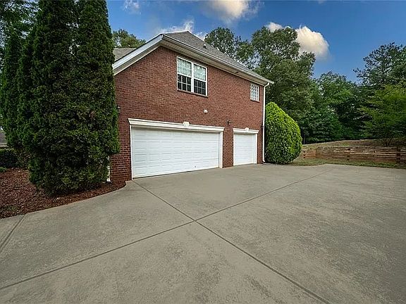 5th image of 2113 SW Autumn Chase Dr