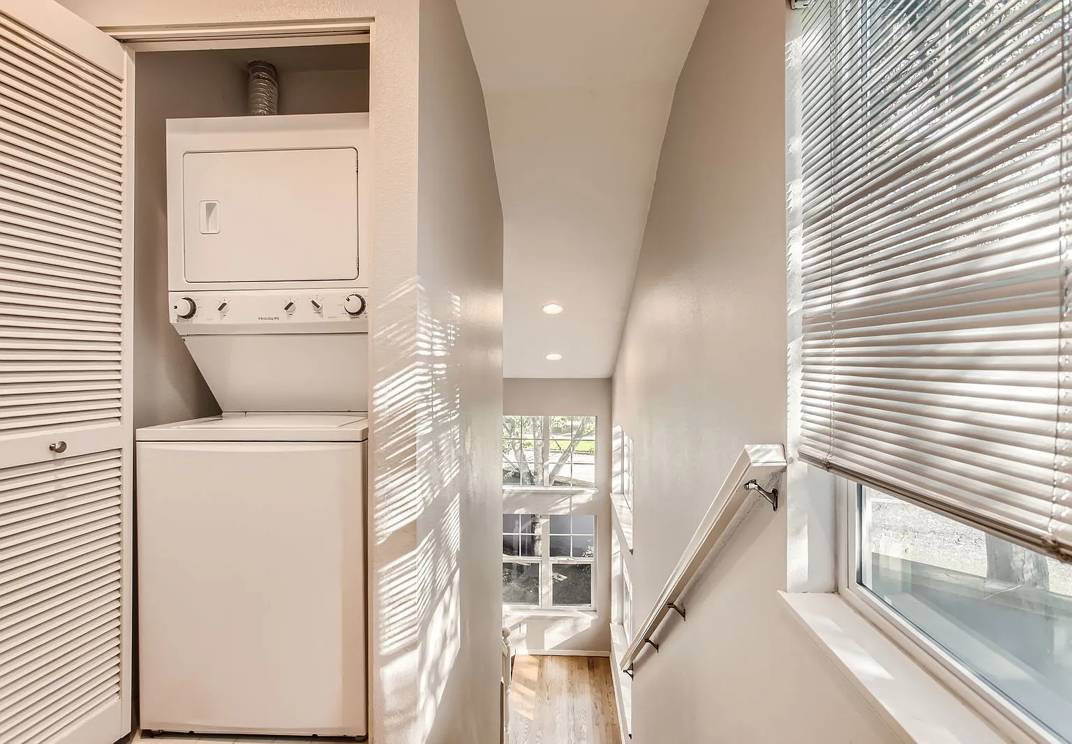 2 bed, 1.5 bath, 1091 sqft, $2,199 — Photo 3