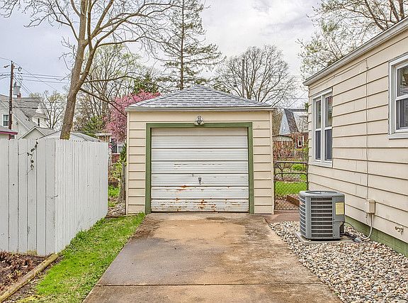 3rd image of 803 S Urbana Ave